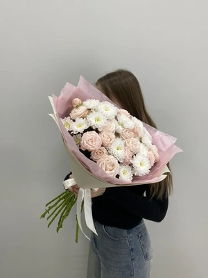 Сборный букет с кустовыми пионовидными розами и с белой махровой хризантемой